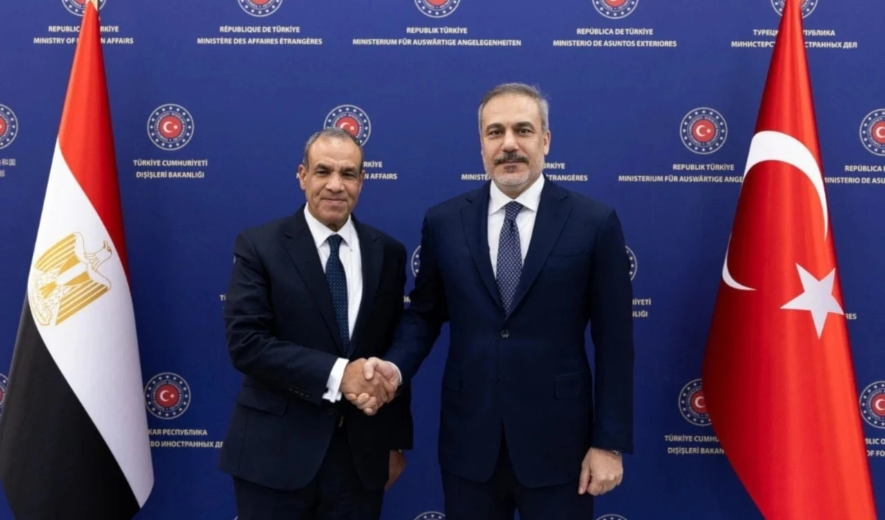 Los ministros de Asuntos Exteriores de Turquía y Egipto, Hakan Fidan (D) y Badr Abdel Aati (I), respectivamente, durante su encuentro en Ankara.