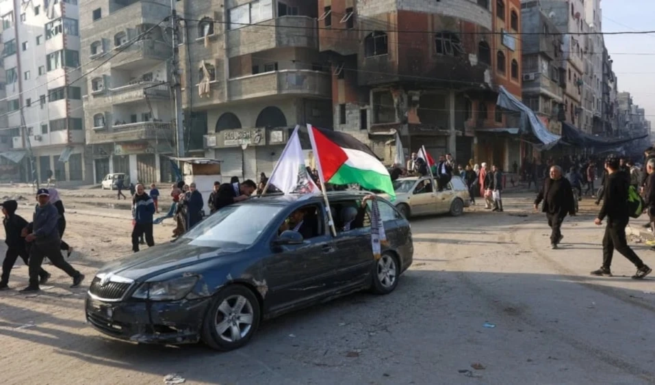 Los residentes de la Franja de Gaza regresan a sus hogares después del acuerdo de alto al fuego. Los residentes de la Franja de Gaza regresan a sus hogares después del acuerdo de alto al fuego.