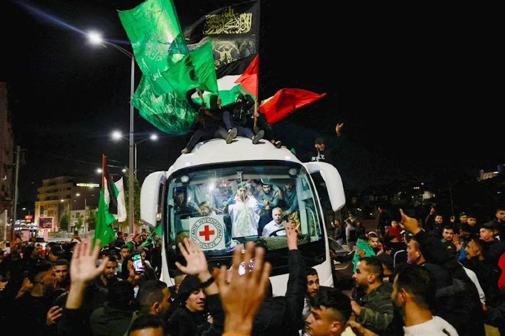 Hamas logró sentar a la entidad israelí en la mesa de negociaciones y consiguió, además de un alto al fuego, la liberación de cientos de prisioneros palestinos detenidos en las cárceles sionistas.  