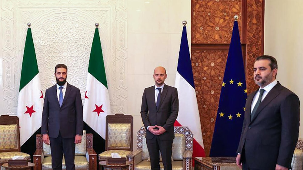 El ministro de Asuntos Exteriores del gobierno interino sirio, Asaad al-Sheibani, su homólogo francés, Jean-Noel Barrot, y el presidente interino de Siria, Ahmad al-Sharaa, durante la visita del europeo a Damasco. (Foto: AFP)