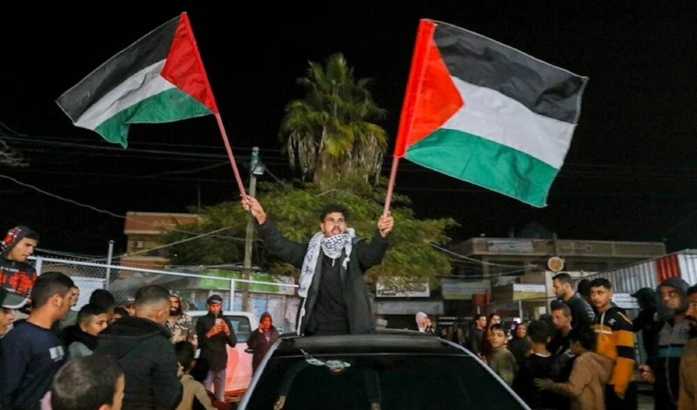 Palestinos celebran el alto el fuego en la Franja de Gaza en Deir al-Balah (Foto: Archivo - AFP)