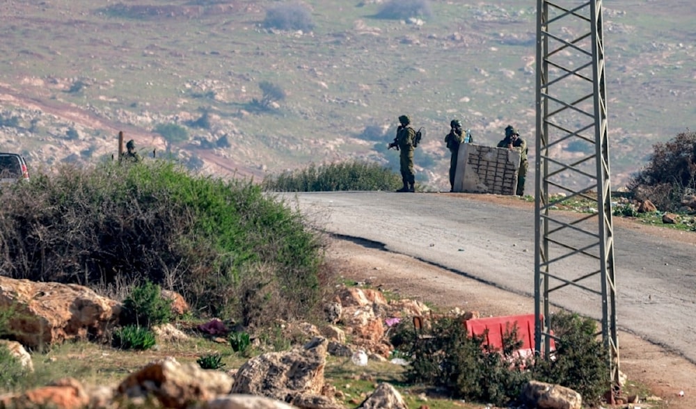 Soldados israelíes en el lugar del ataque en el puesto de control de Tayaser, norte de Cisjordania (Foto: AFP)