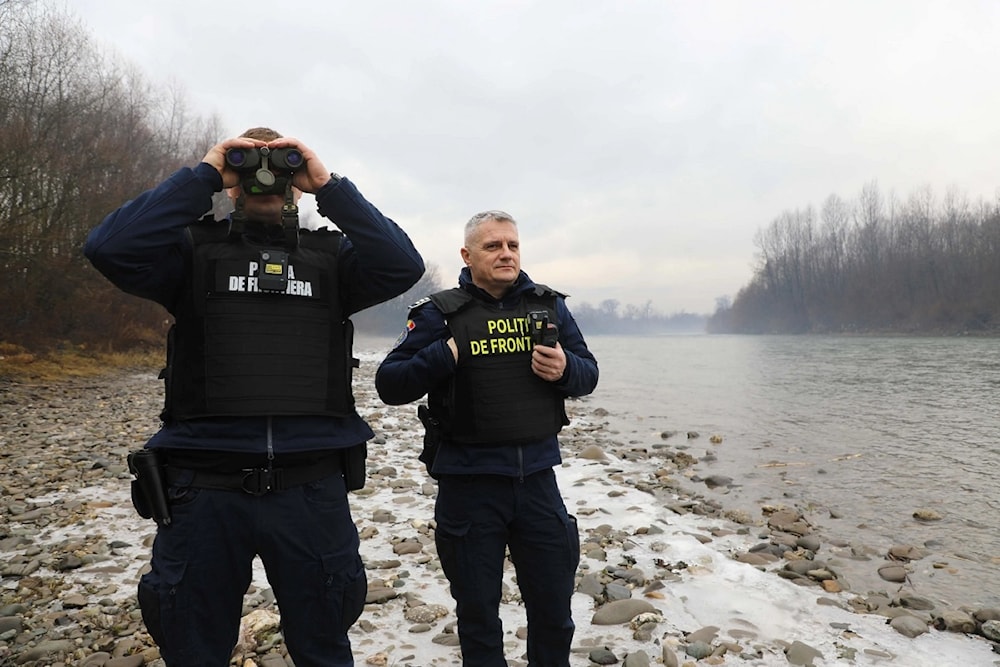 Agentes de la policía de ÇRumania patrullan las fronteras.