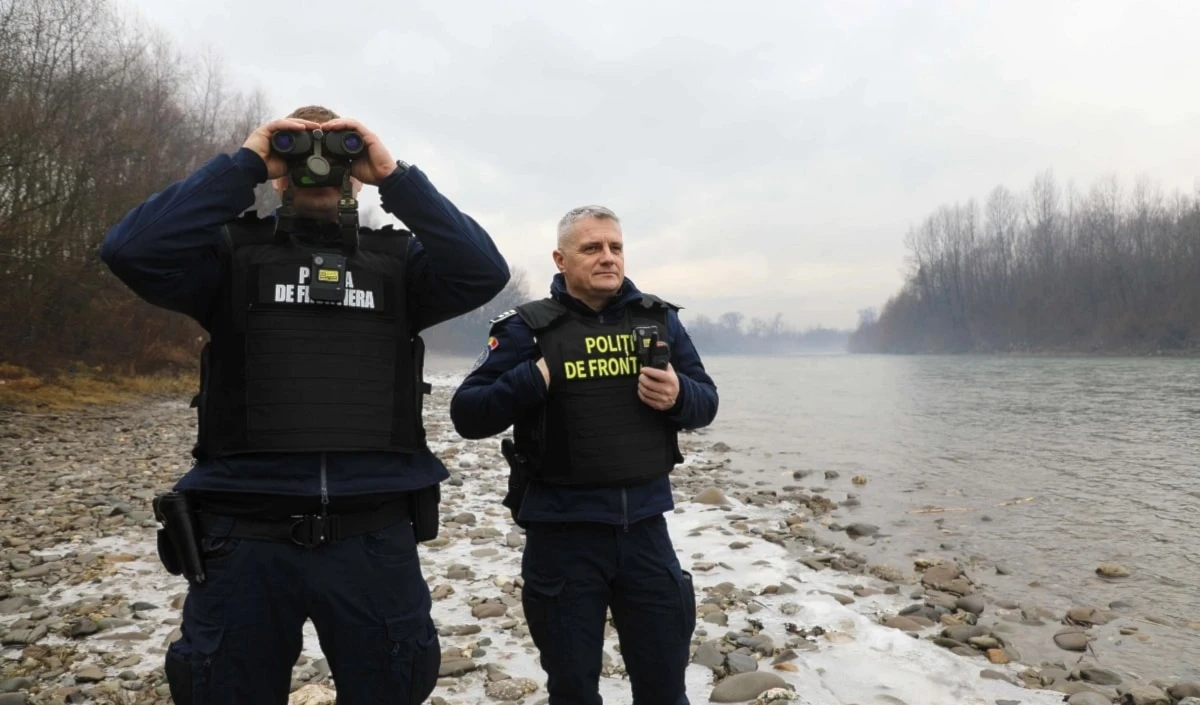 Agentes de la policía de ÇRumania patrullan las fronteras.