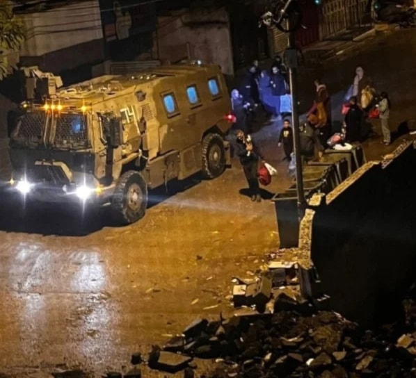 Las fuerzas de ocupación obligaron a los residentes de un edificio residencial en el barrio oriental de Tulkarm a evacuarlo para convertirlo en un cuartel militar.