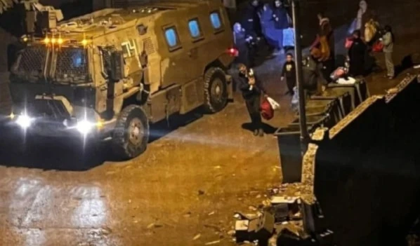 Las fuerzas de ocupación obligaron a los residentes de un edificio residencial en el barrio oriental de Tulkarm a evacuarlo para convertirlo en un cuartel militar.