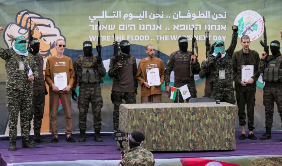 Hamas entregó a los israelíes Eliyahu Datsun Yosef Sharabi, Or Abraham Lesha Levi y Ohad Ben Ami.