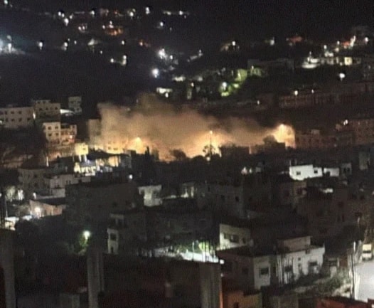 El humo se eleva después de la explosión de un artefacto explosivo detonado contra las fuerzas de ocupación durante el asalto a la ciudad de Anabta, al este de Tulkarem.