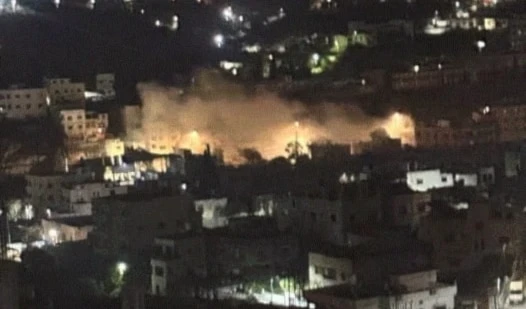 El humo se eleva después de la explosión de un artefacto explosivo detonado contra las fuerzas de ocupación durante el asalto a la ciudad de Anabta, al este de Tulkarem.