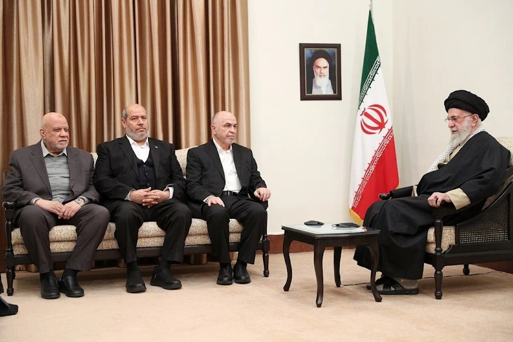 Líder supremo de Irán, Ali Khamenei, durante una recepción con la delegación de Hamas. 8 de febrero de 2025 (Foto: Agencias)