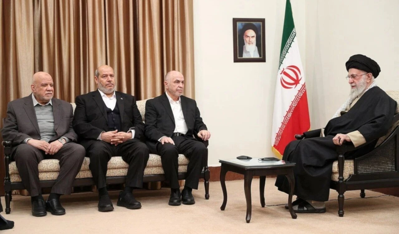 Líder supremo de Irán, Ali Khamenei, durante una recepción con la delegación de Hamas. 8 de febrero de 2025 (Foto: Agencias)