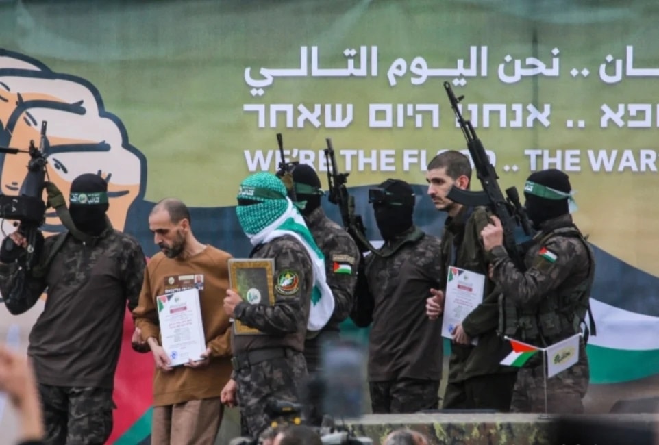 Momento de la entrega de tres prisioneros israelíes en Deir al-Balah, en el centro de la Franja de Gaza.