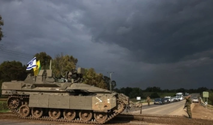 Soldados israelíes apostados en el corredor de Netzarim en Gaza.