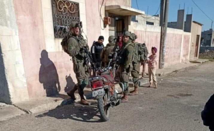 Fuerzas israelíes interrogan a los residentes durante su incursión por la ciudad de Al-Rafid, en la zona rural de Quneitra. 