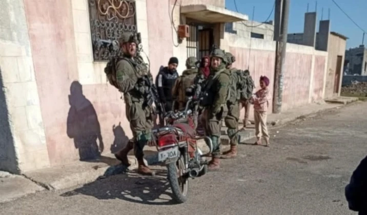 Fuerzas israelíes interrogan a los residentes durante su incursión por la ciudad de Al-Rafid, en la zona rural de Quneitra.