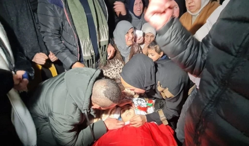 Padres y familiares lloran el asesinato de Ayman Al-Haymouni.