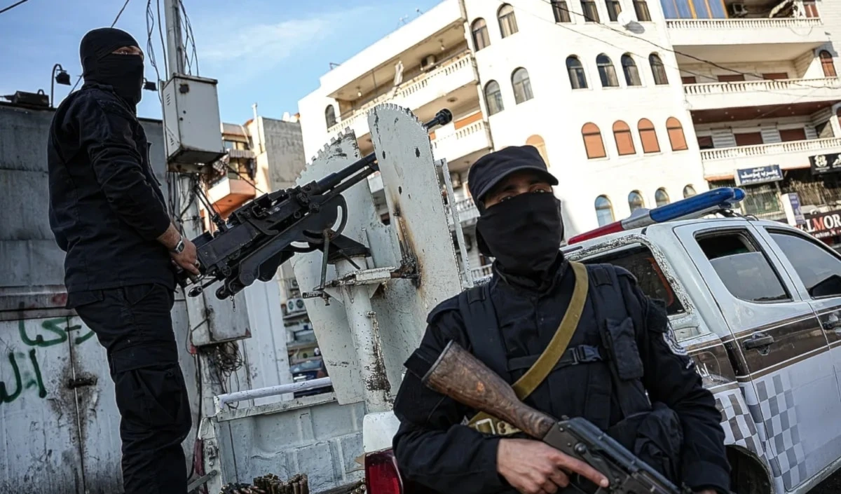 El corresponsal de Al Mayadeen reportó asesinatos, vandalismo, secuestros, incendios y violaciones de derechos humanos en varias localidades en la provincia de Latakia. El corresponsal de Al Mayadeen reportó asesinatos, vandalismo, secuestros, incendios y violaciones de derechos humanos en varias localidades en la provincia de Latakia.
