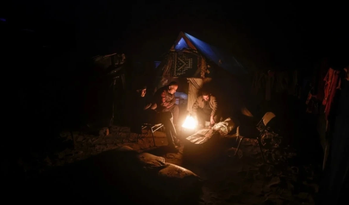 Palestinos desplazados en tiendas de campaña en Rafah y sin suministro eléctrico. (Foto: AP) Palestinos desplazados en tiendas de campaña en Rafah y sin suministro eléctrico. (Foto: AP)