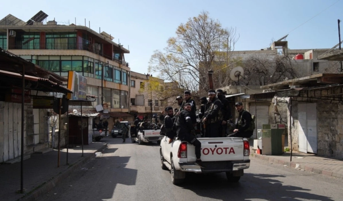Fuerzas de seguridad vinculadas al nuevo gobierno sirio en Qardaha, al oeste de Latakia. (Foto: AFP)