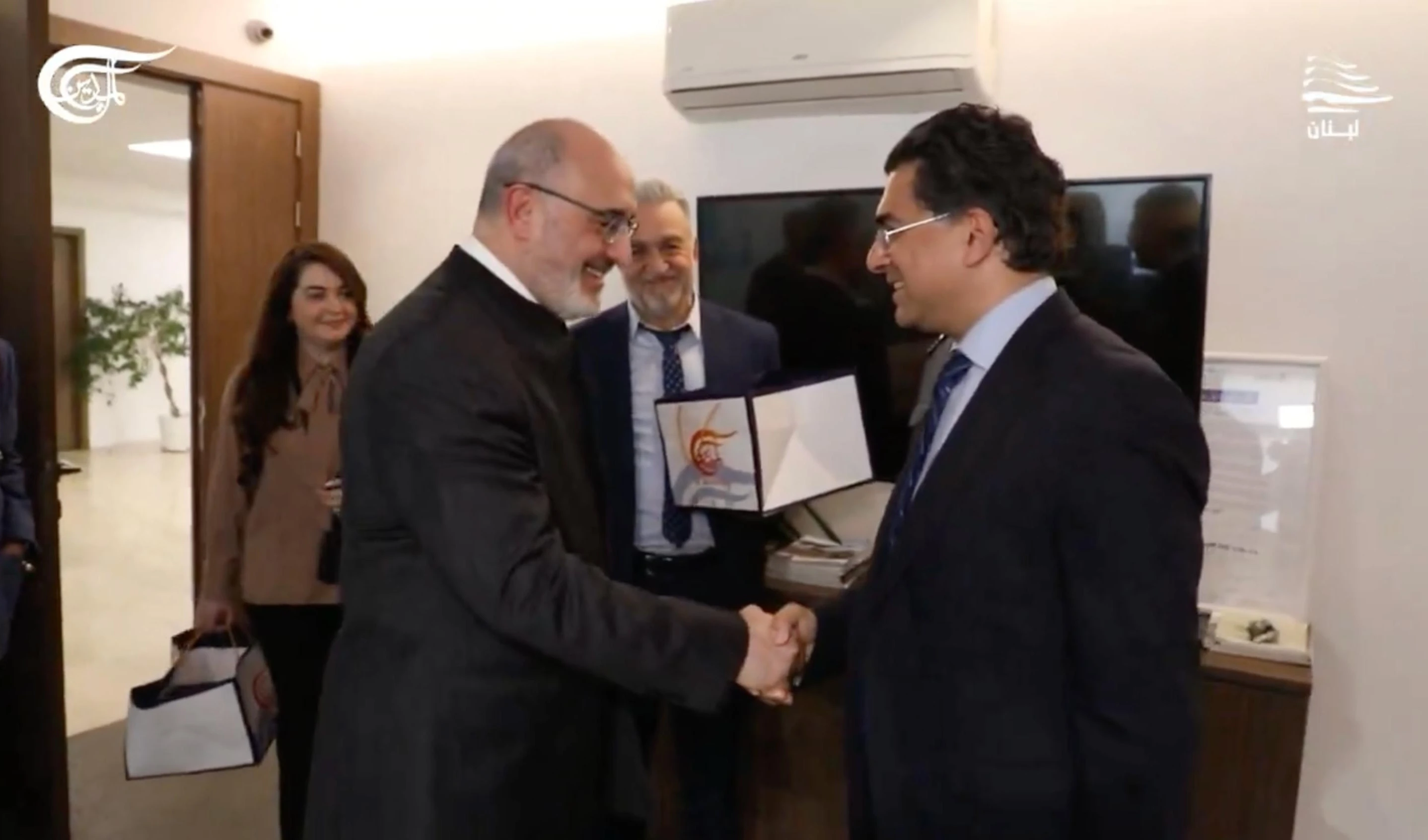 Ministro de Información de Líbano, Paul Morcos, recibe al presidente del Consejo de Dirección de Al Mayadeen, Ghassan Ben Jeddou. 12 de marzo de 2025