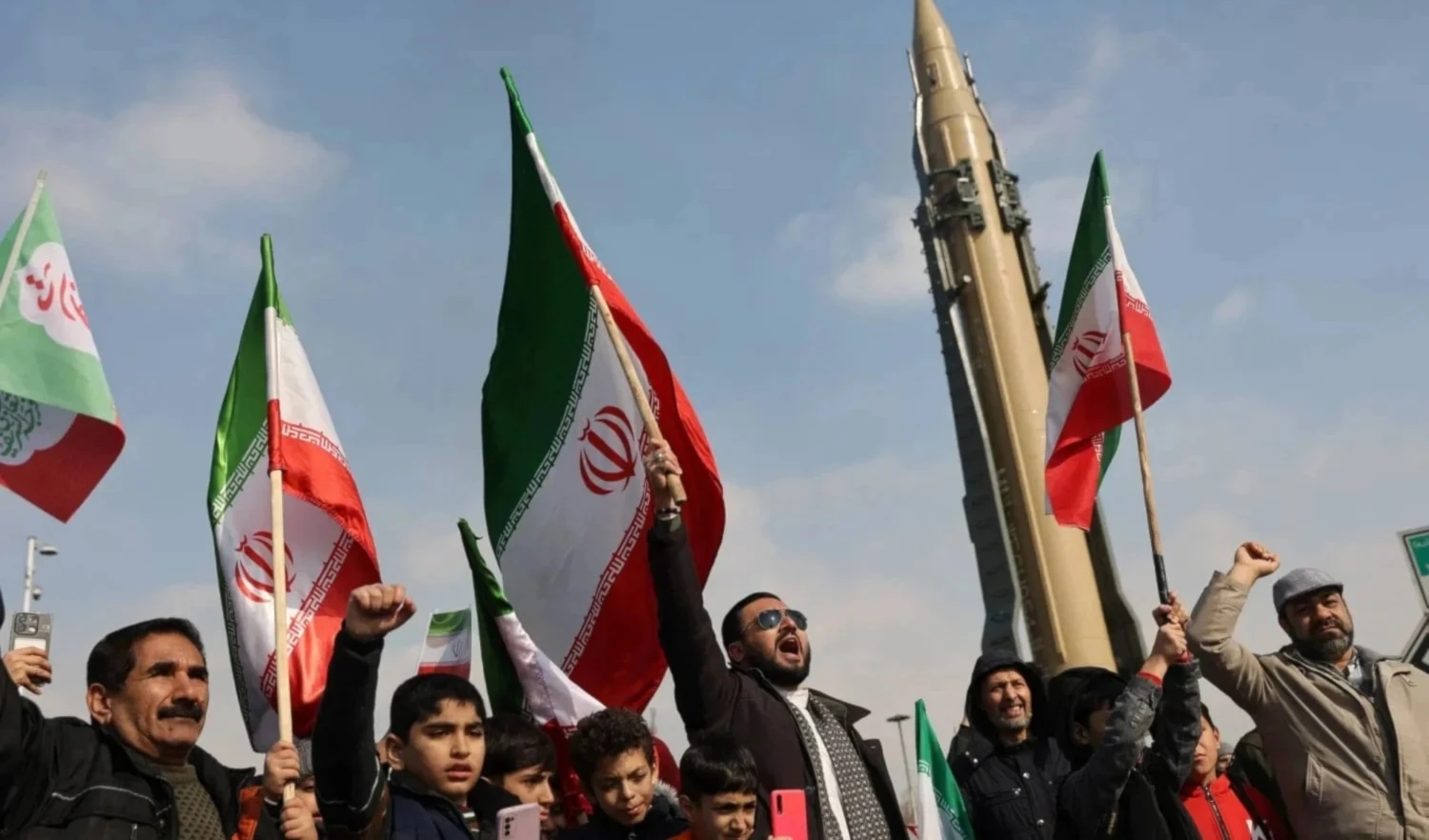 Iraníes corean consignas contra la hegemonía de Estados Unidos cerca de la plaza Azadi en Teherán (Foto: Reuters)