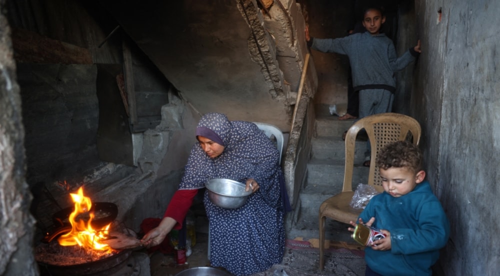 Una mujer prepara una comida para romper el ayuno del Iftar en el campamento de refugiados palestinos de Bureij. Foto: AFP