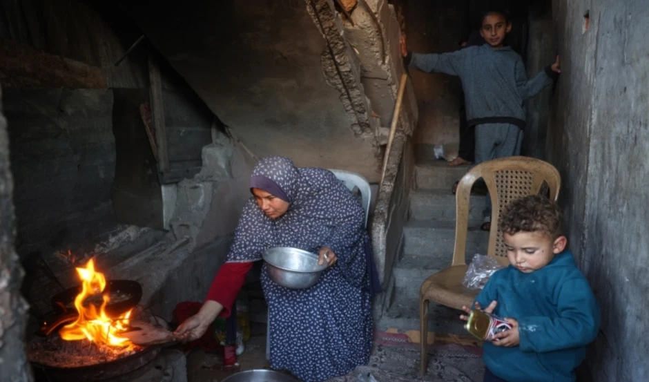 Una mujer prepara una comida para romper el ayuno del Iftar en el campamento de refugiados palestinos de Bureij. Foto: AFP