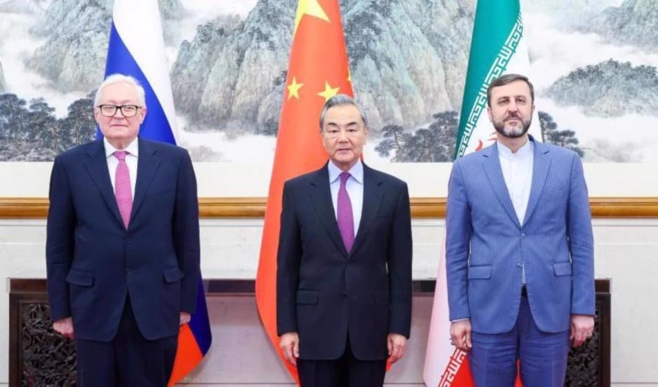 El ministro de Relaciones Exteriores de China, Wang Yi (centro), se reúne con los viceministros de Irán y Rusia en Beijing.