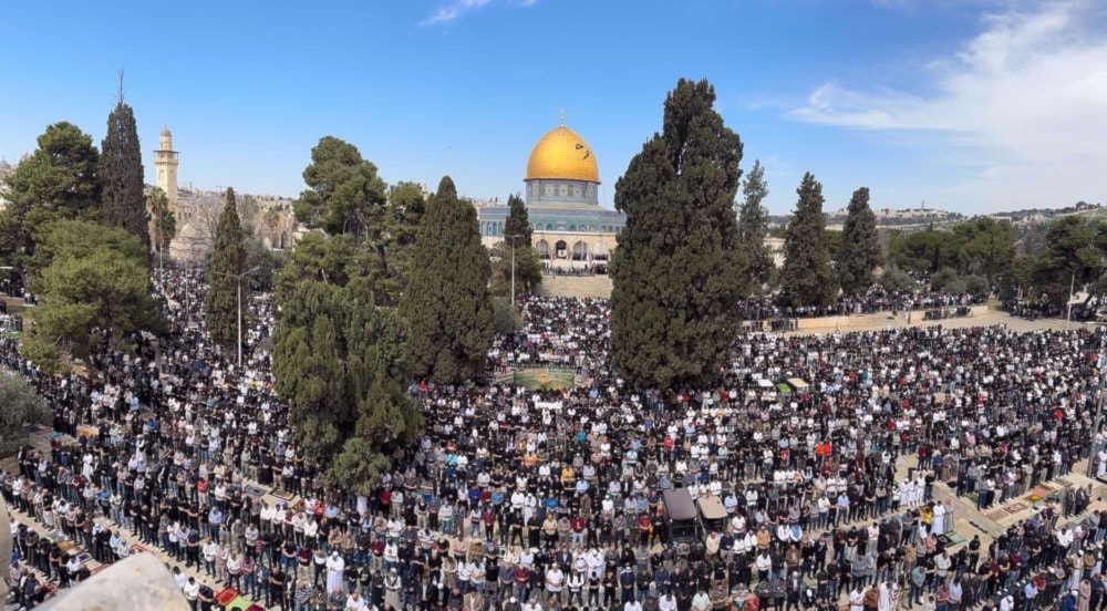 Fieles rezan en el recinto de la mezquita de Al-Aqsa, en la parte oriental Jerusalén ocupada.