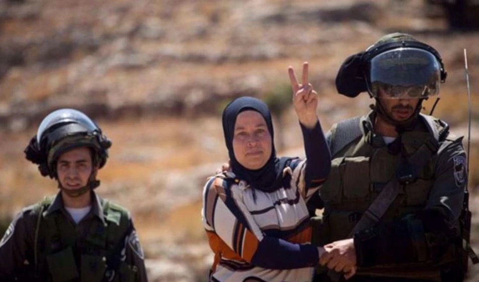 El régimen carcelario israelí prohíbe a las prisioneros el acceso al comedor y las visitas familiares. El régimen carcelario israelí prohíbe a las prisioneros el acceso al comedor y las visitas familiares.