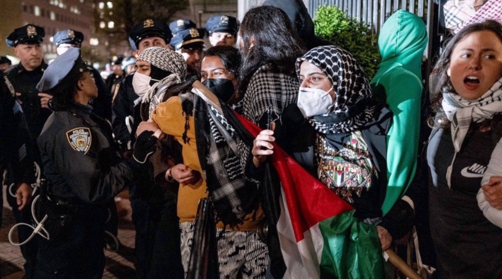 La policía intenta dispersar a cientos de estudiantes congregados en la entrada principal de la Universidad de Columbia, en Nueva York, durante las protestas propalestinas de abril de 2024. (Foto: AP)