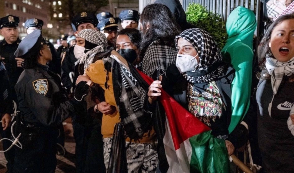 La policía intenta dispersar a cientos de estudiantes congregados en la entrada principal de la Universidad de Columbia, en Nueva York, durante las protestas propalestinas de abril de 2024. (Foto: AP)