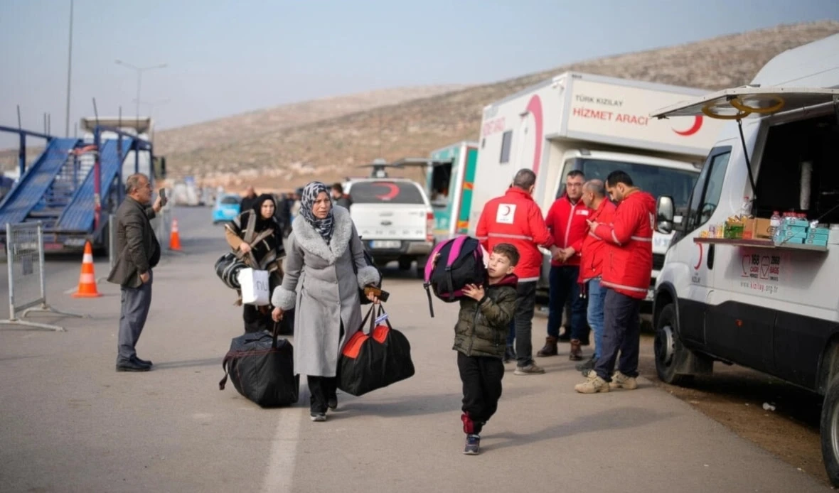 Refugiados sirios en Turquía llegan al cruce fronterizo Bab al Hawa en enero de 2025