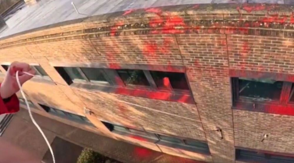 Grupo Acción Palestina publicó un video de ataques de manifestantes a la sede de Elbit Systems en Bristol.