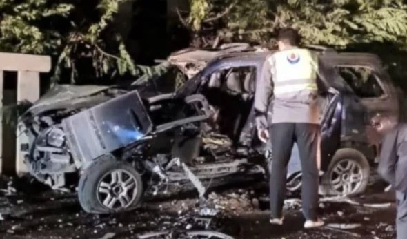 Las consecuencias del ataque aéreo israelí contra un automóvil en la ciudad de Yater, en el sur del Líbano. (Foro: Redes sociales)