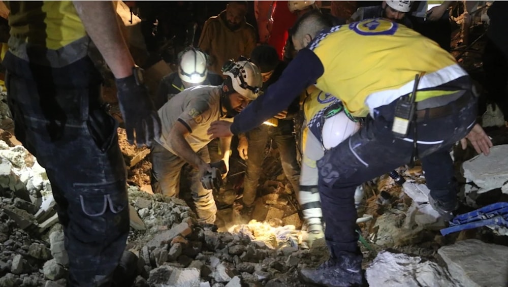 Continua el trabajo de búsqueda y rescate de personas atrapadas bajo los escombros del edificio colapsado.