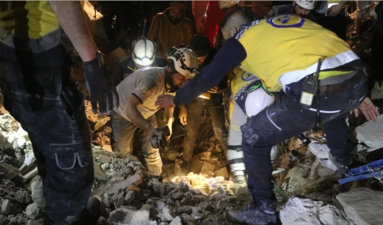 Continua el trabajo de búsqueda y rescate de personas atrapadas bajo los escombros del edificio colapsado.