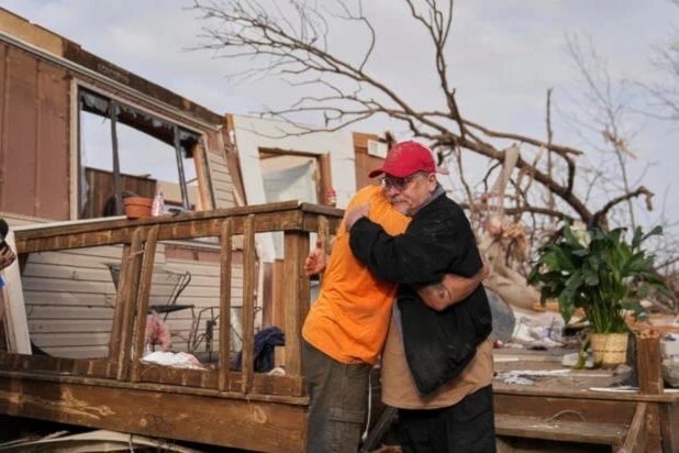 Al menos 40 muertes por violentos tornados en Estados Unidos. Foto: AP.
