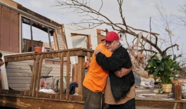 Al menos 40 muertes por violentos tornados en Estados Unidos. Foto: AP. Al menos 40 muertes por violentos tornados en Estados Unidos. Foto: AP.