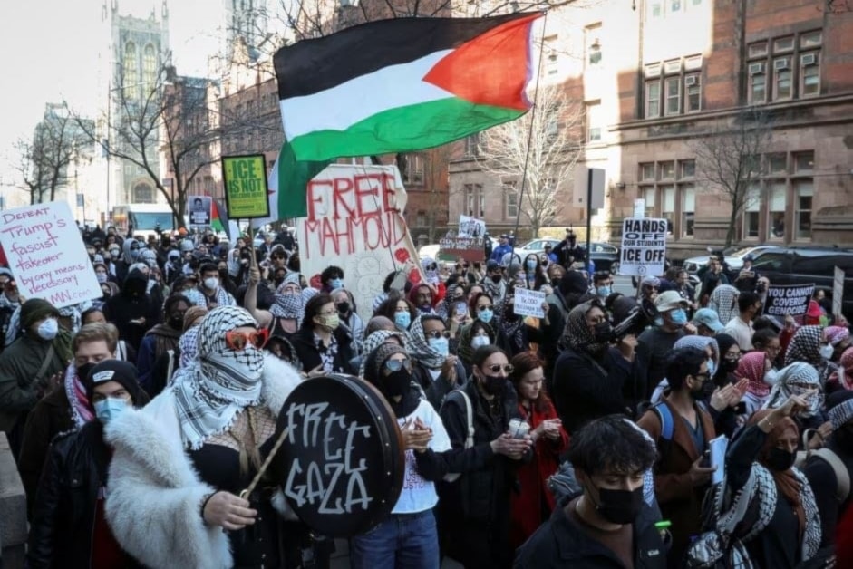 Manifestantes en la Universidad de Columbia denuncian el arresto del activista propalestino Mahmoud Khalil. (Foto: Reuters)