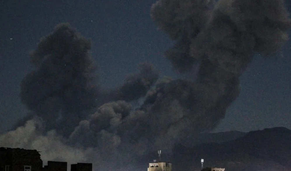 Bloomberg destacó que el gobierno de Saná ha estado bajo bombardeo de una forma u otra durante la mayor parte de la última década.