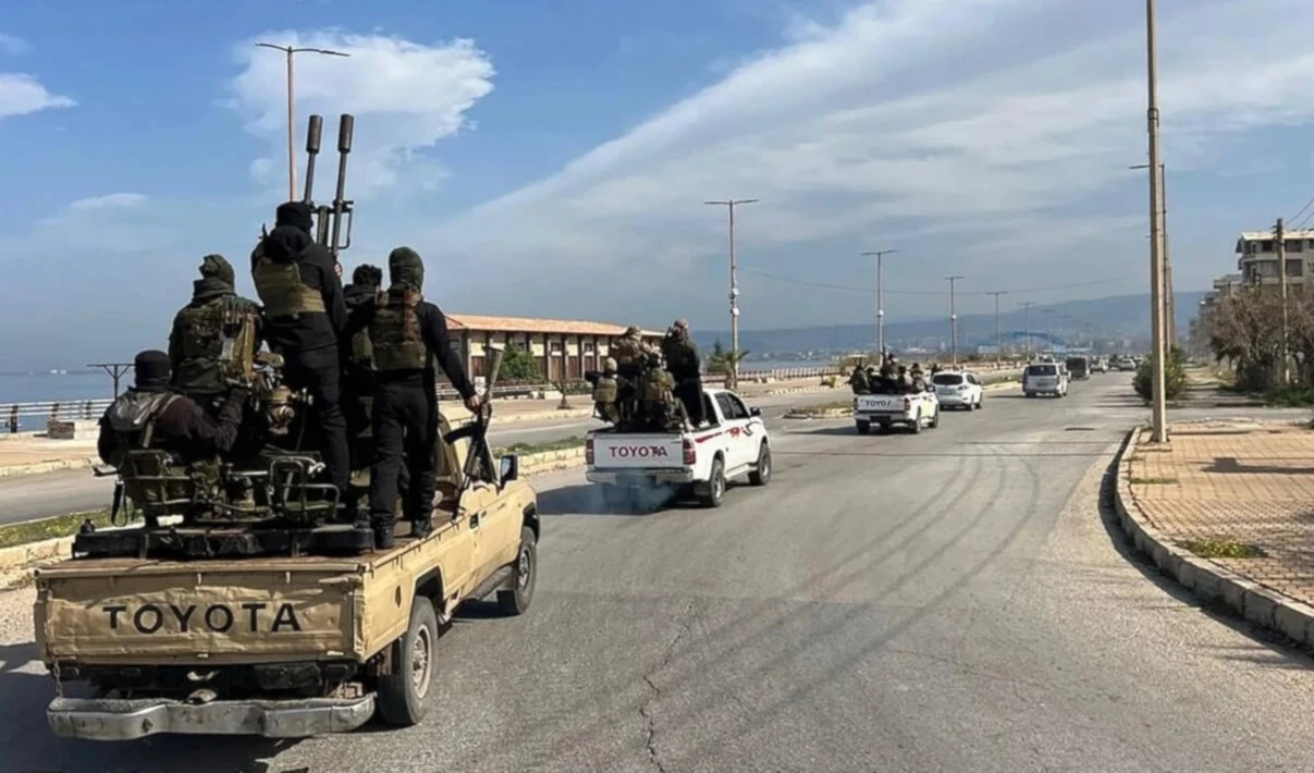 Fuerzas de seguridad sirias ingresan al poblado de Baniyas.