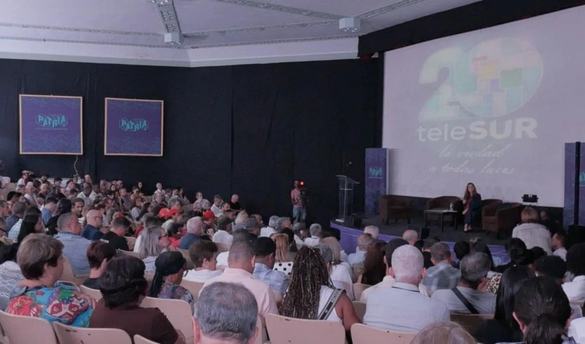 Dos décadas de Telesur: La prensa unida frente al poder hegemónico