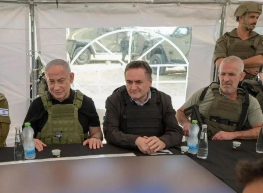 El jefe del Shin Bet, Ronen Bar (derecha), el ministro de Defensa, Yisrael Katz (centro), y el primer ministro, Benjamin Netanyahu (izquierda).