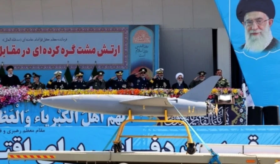 Fuerzas iraníes muestran misil avanzado en desfile militar.