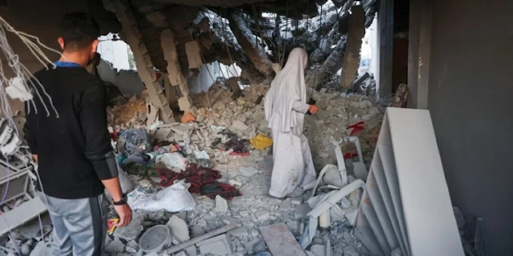 Palestinos inspeccionan una casa destruida en la Franja de Gaza (Foto: AFP)