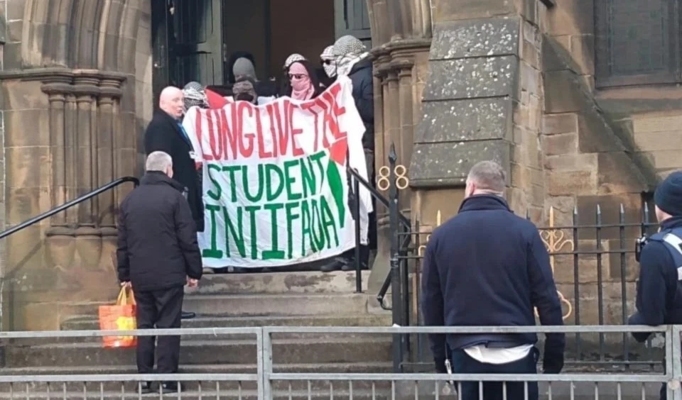 Estudiantes de la Universidad de Glasgow toman el edificio en protesta contra las inversiones en "Israel". Estudiantes de la Universidad de Glasgow toman el edificio en protesta contra las inversiones en "Israel".