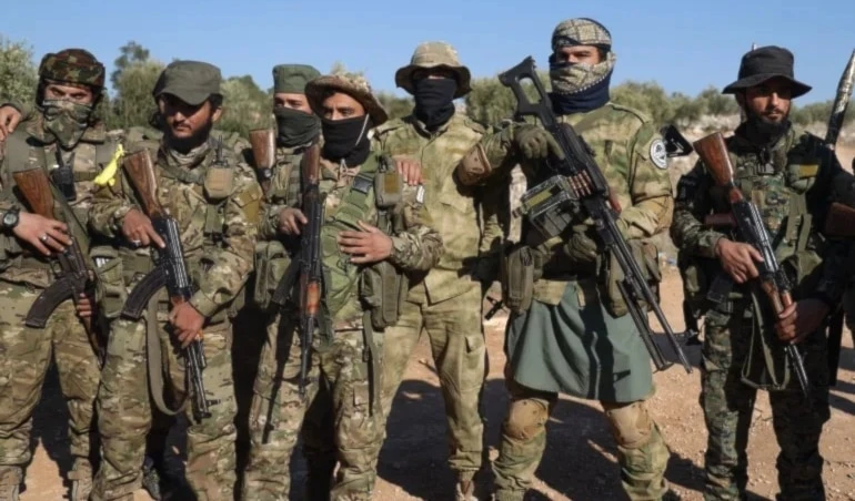 Integrantes de Hayat Tahrir al-Sham efectuaron disparos hacia la zona limítrofe de Meshrfa, Hosh al-Sayyed Ali y Juntaliya, donde el ejército libanés respondió de manera limitada contra las fuentes de fuego.