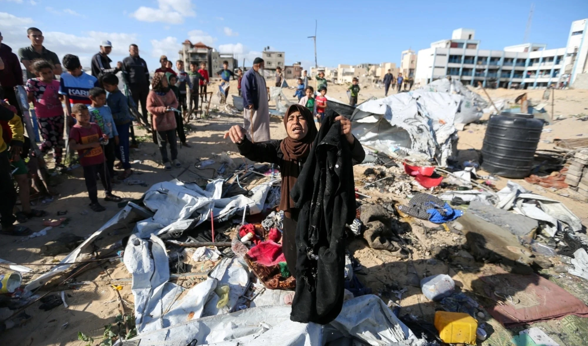 Palestinos inspeccionan el lugar de un ataque aéreo israelí contra una tienda de campaña que albergaba a desplazados en Khan Yunis, al sur de la Franja de Gaza. (Foto: Reuters)