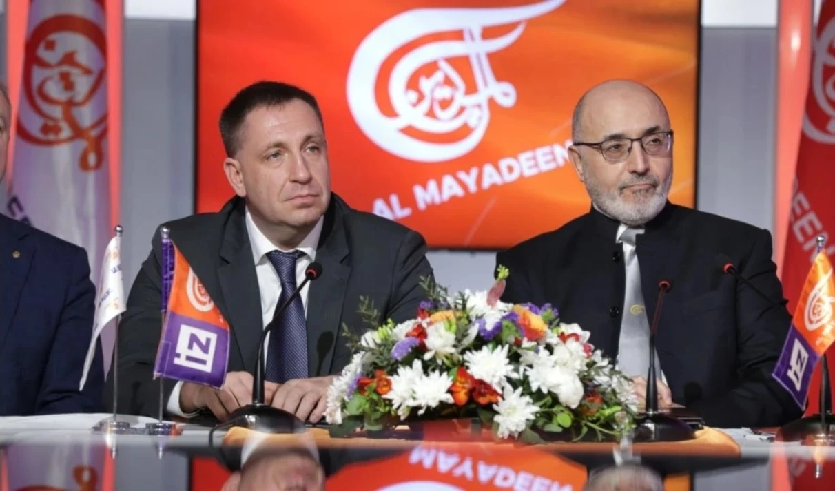 El presidente del Consejo de Dirección del Red Informativa Al Mayadeen, Ghassan Ben Jeddou (derecha), y el director general de Izvestia, Vladimir Tyulin, lideraron la firma del convenio.